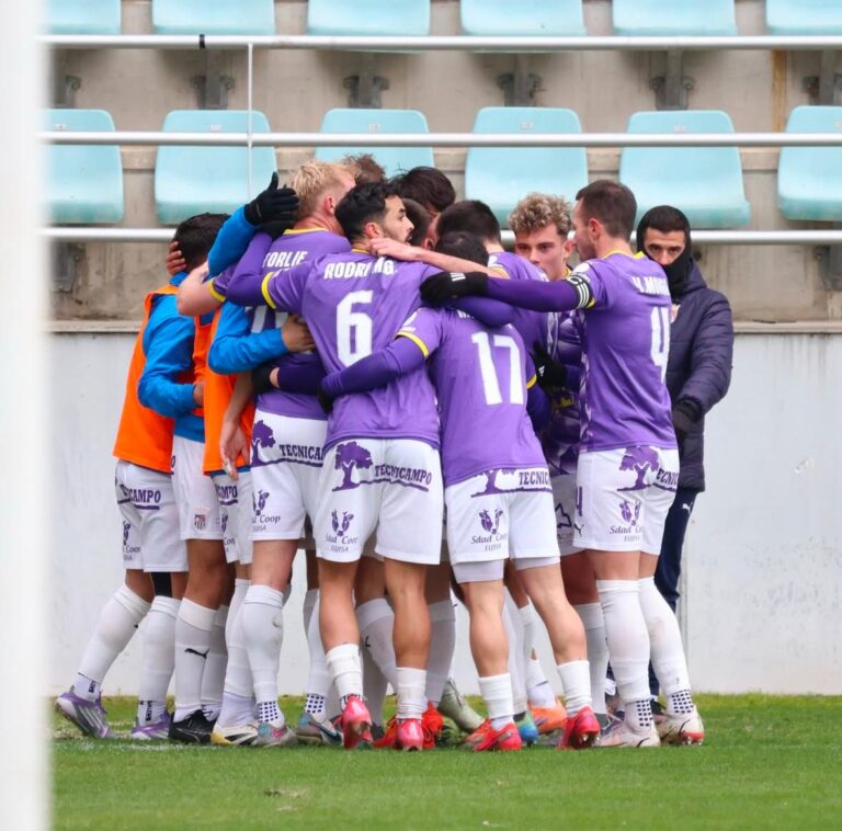 Jugadores del Palencia CF celebrando una victoria en el campo