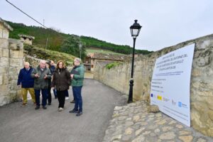 Grupo de personas visitando el barrio de las Bodegas en Astudillo