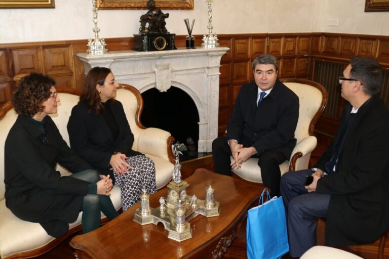 Encuentro entre la alcaldesa de Palencia y el cónsul de Rumanía en Madrid
