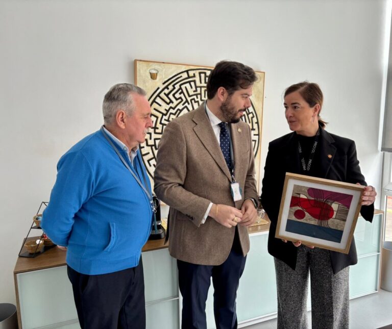 Visita a las instalaciones de PROSOL en Venta de Baños con autoridades locales.