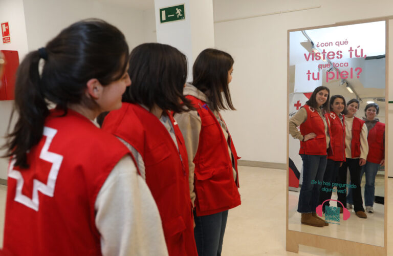Grupo de jóvenes en un espejo reflexionando sobre su vestimenta