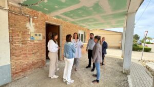 Grupo de personas conversando frente a una vivienda en Cascón de la Nava.