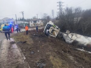 Camión cisterna volcado en un accidente en Guardo con servicios de emergencia