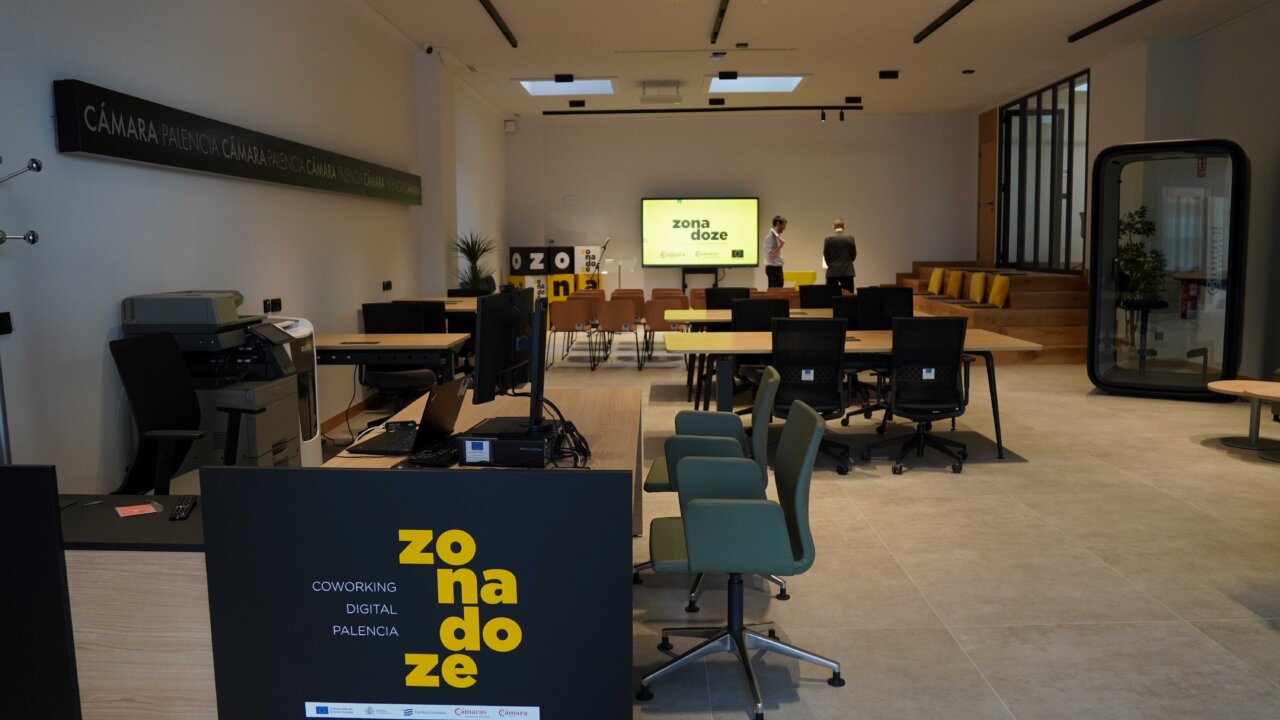 Espacio de coworking Zona Doze en Palencia con mesas y sillas