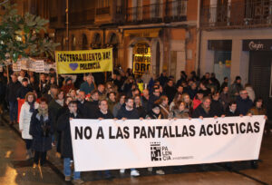 Manifestación en Palencia contra las pantallas acústicas con ciudadanos sosteniendo pancartas.