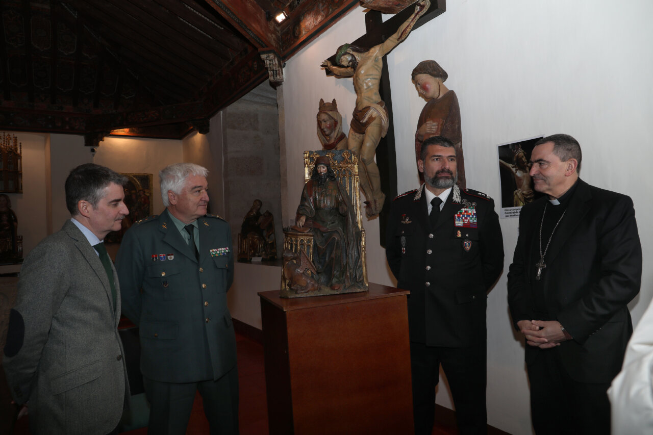 El obispo de Palencia y autoridades en la recepción de la talla de San Lucas