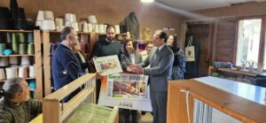 Presentación del cupón de la ONCE en taller de artesanía textil