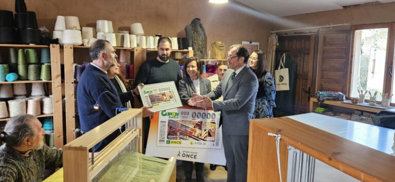 Presentación del cupón de la ONCE en taller de artesanía textil