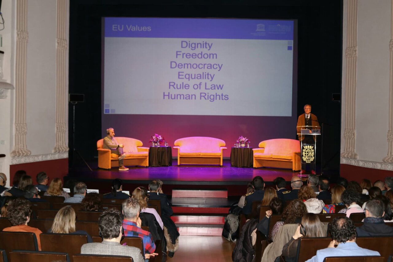 Evento de lanzamiento del proyecto SPACE en Palencia con presentación sobre valores de la UE.
