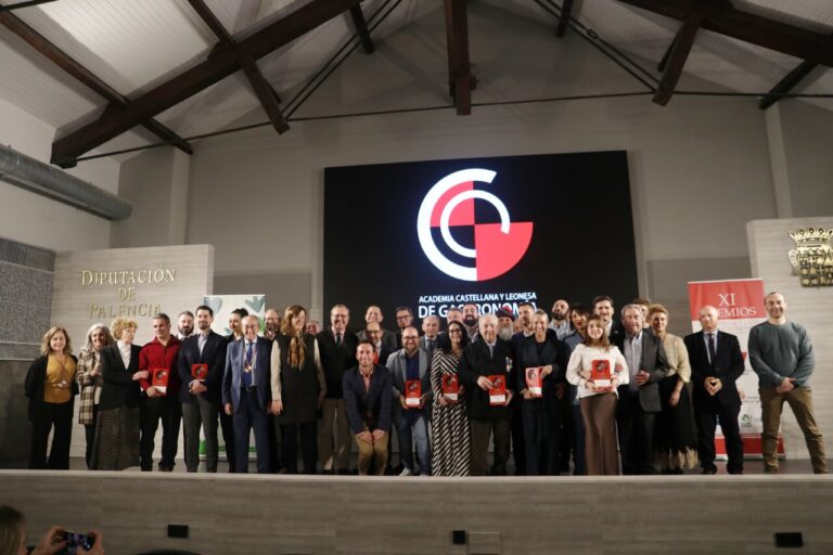 Ceremonia de entrega de premios de gastronomía en Palencia con varios asistentes