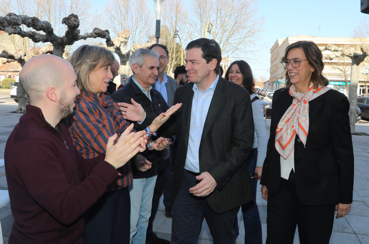 Alfonso Fernández Mañueco interactuando con ciudadanos en Venta de Baños