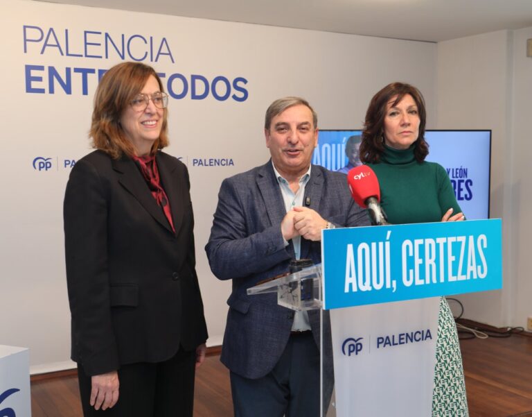 Tres políticos en una conferencia sobre movilidad en Palencia
