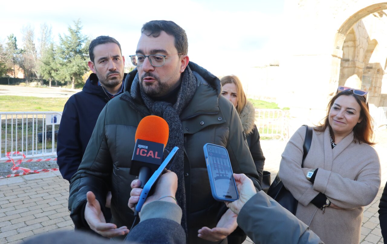 Adrián Barbón hablando durante la campaña electoral en Palencia