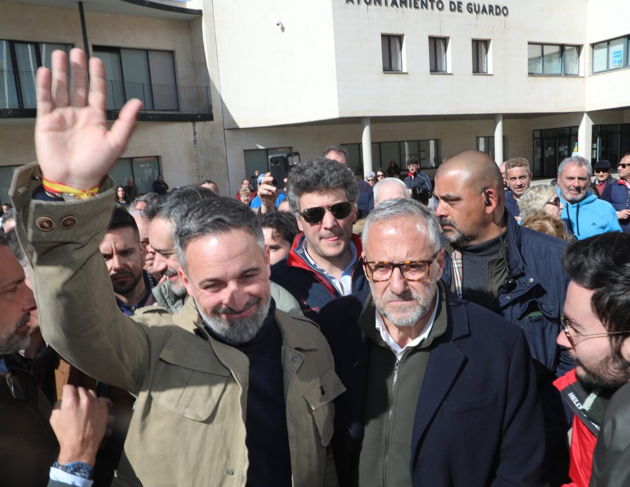 Santiago Abascal saluda a la multitud en Guardo durante un acto de campaña