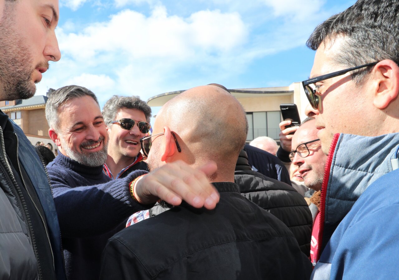 Santiago Abascal en un acto de campaña en Guardo con simpatizantes.