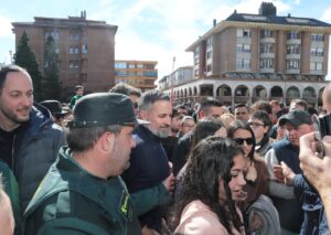 Santiago Abascal en un acto de campaña en Guardo, rodeado de personas.