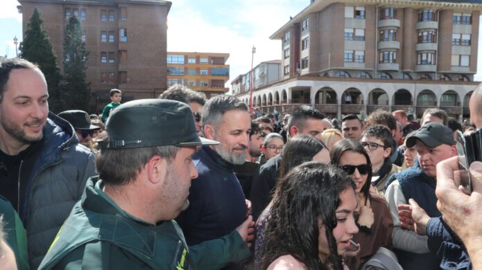 Santiago Abascal en un acto de campaña en Guardo, rodeado de personas.