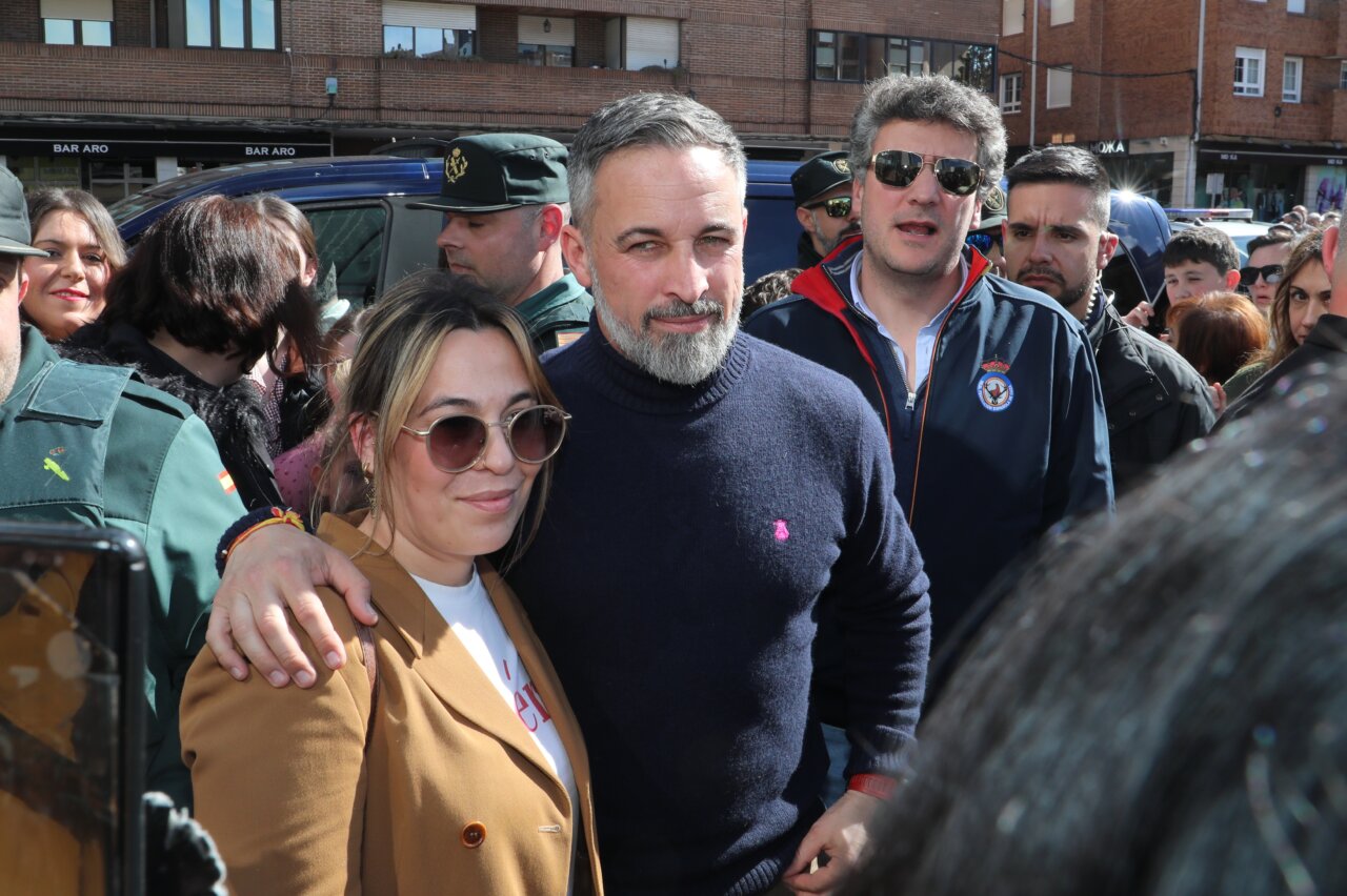 Santiago Abascal en un acto de campaña en Guardo con seguidores