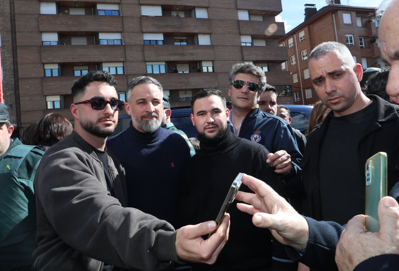 Santiago Abascal en un acto de campaña en Guardo con seguidores