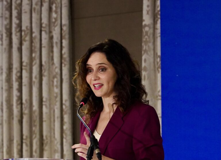 Isabel Díaz Ayuso hablando en un evento electoral