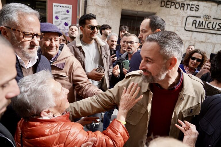 Abascal interactuando con la gente durante un evento en Castilla y León