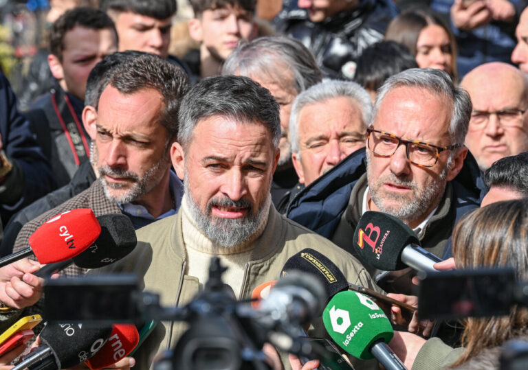 Santiago Abascal hablando sobre negociaciones políticas en un evento público