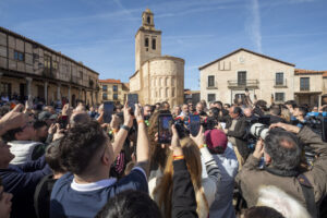 Multitud de personas con teléfonos en un evento político en Palencia