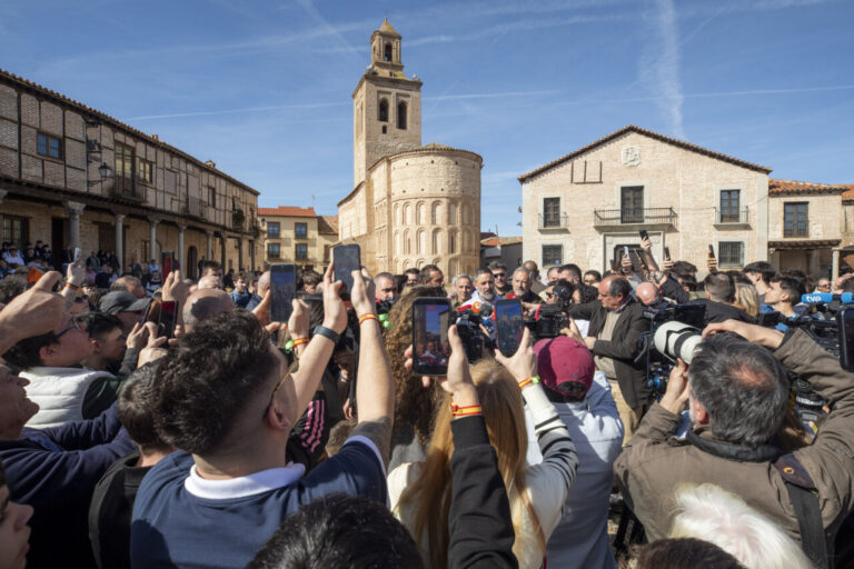 Multitud de personas con teléfonos en un evento político en Palencia