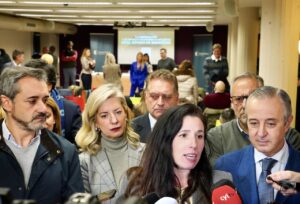 David Hierro y otros políticos discutiendo en un evento en Palencia