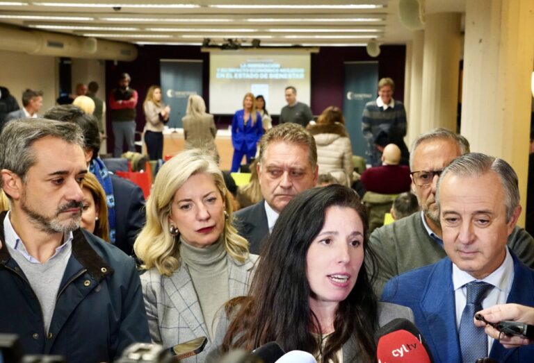 David Hierro y otros políticos discutiendo en un evento en Palencia