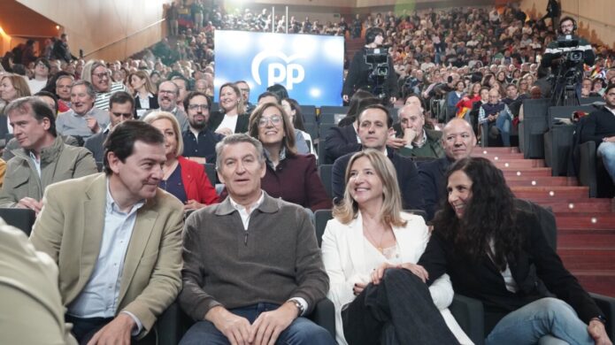 Evento del PP con Feijóo y otros asistentes en un auditorio lleno