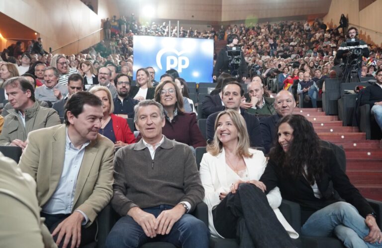 Evento del PP con Feijóo y otros asistentes en un auditorio lleno
