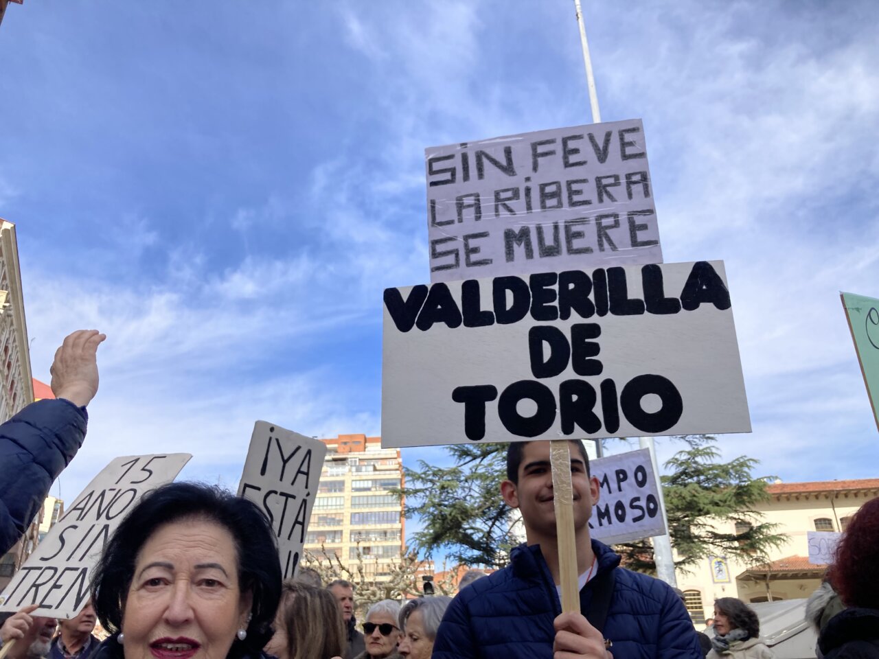 Manifestación con pancartas en apoyo a la política local en Palencia