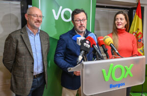 Portavoz de Vox hablando en una conferencia de prensa en Burgos