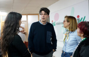 Candidato de IU discutiendo sobre igualdad y derechos con mujeres