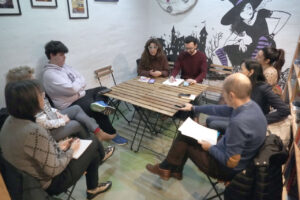 Reunión de candidatos de Podemos discutiendo propuestas educativas