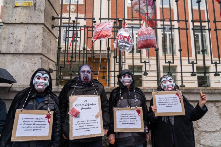 Manifestantes con máscaras y carteles en protesta por la sanidad pública
