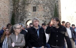 Candidato socialista en evento sobre infraestructuras educativas en el medio rural