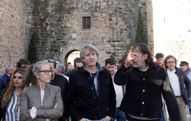 Candidato socialista en evento sobre infraestructuras educativas en el medio rural