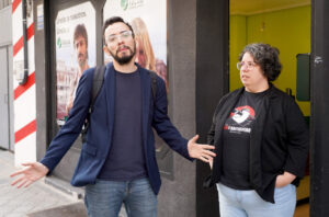 Dos personas discutiendo frente a un edificio en Palencia