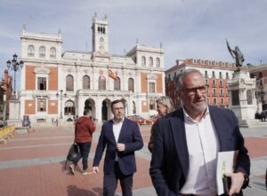 Candidatos de Vox en la Plaza Mayor de Palencia frente a la Casa Consistorial