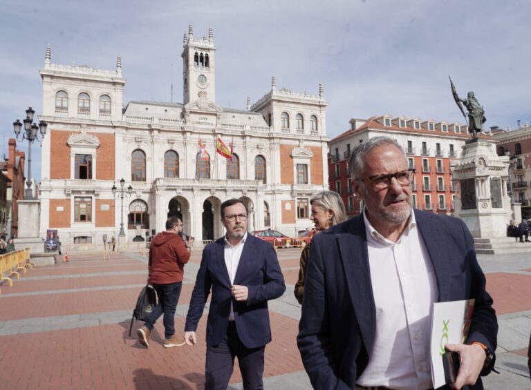 Candidatos de Vox en la Plaza Mayor de Palencia frente a la Casa Consistorial