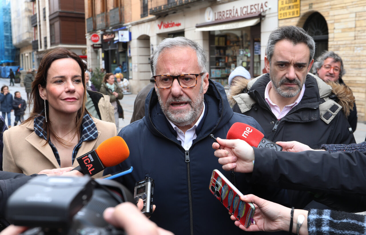 Carlos Pollán y otros candidatos de Vox en una entrevista en la calle