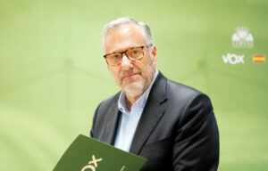 Candidato de Vox en conferencia con fondo verde