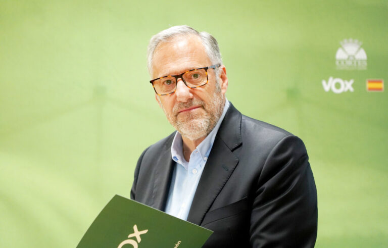 Candidato de Vox en conferencia con fondo verde