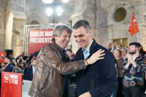 El presidente del Gobierno y un político en un evento del PSOE