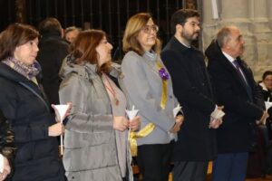Personas en la ofrenda a la Virgen de la Calle en Palencia