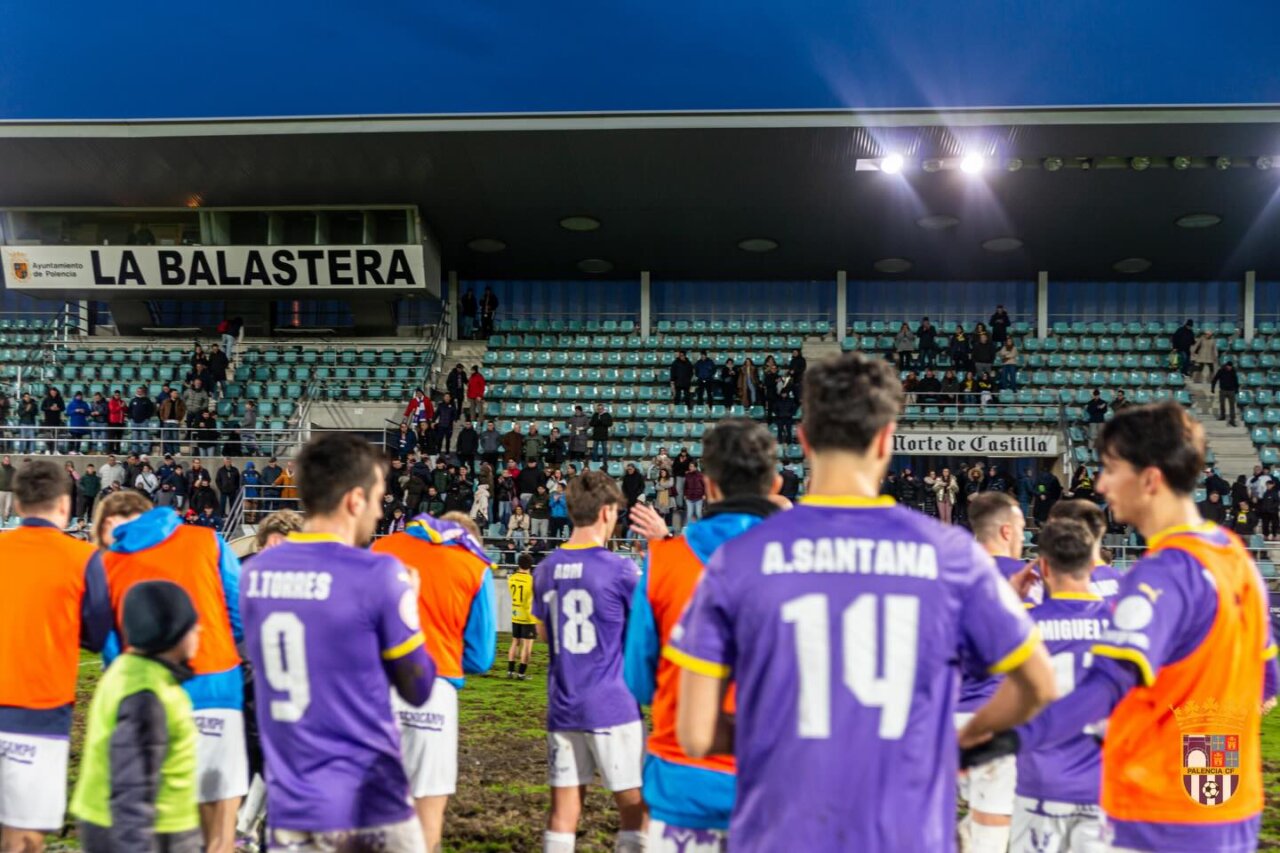 Jugadores del Palencia CF celebrando en La Balastera tras una victoria
