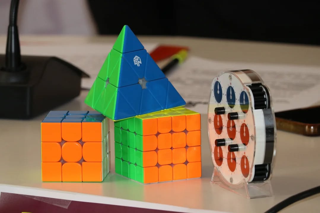 Cubo de Rubik y Pyraminx en un evento de speedcubing en Palencia