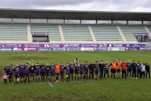 Equipo del Silicius Palencia Rugby Club en el campo tras una victoria